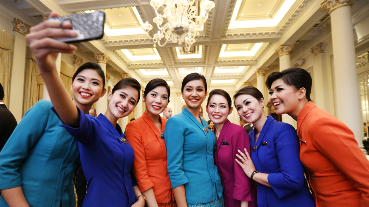 la tripulación de garuda indonesia celebra con un selfie en grupo