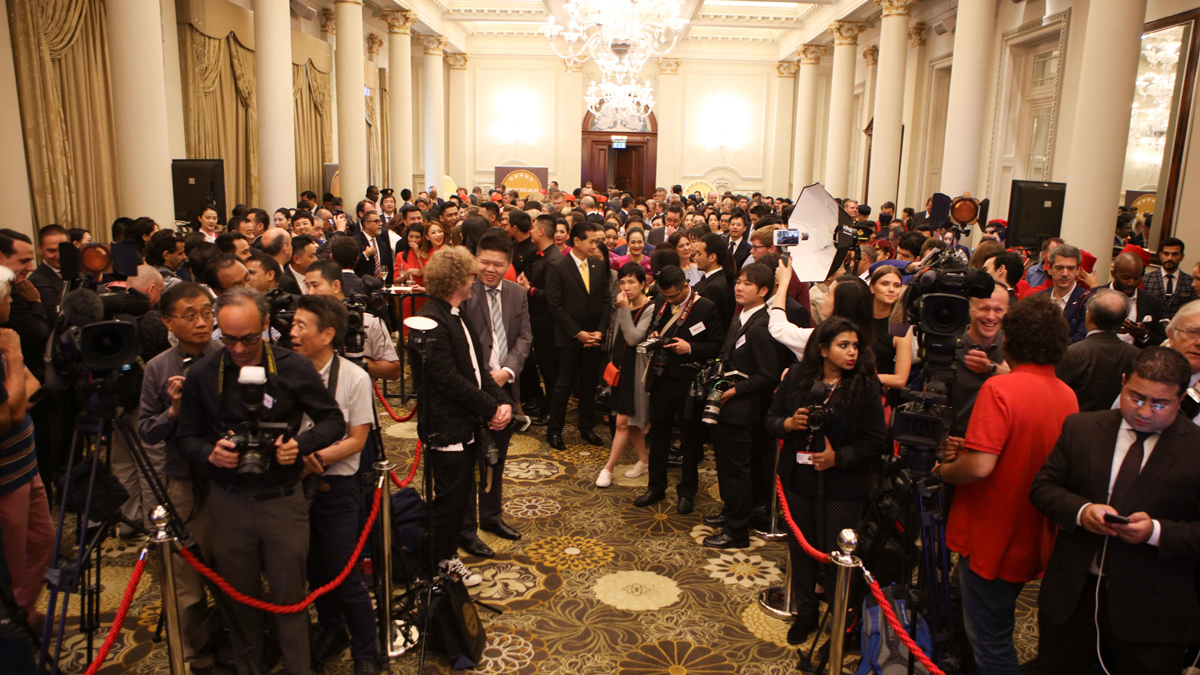 los medios se agrupan antes de los premios