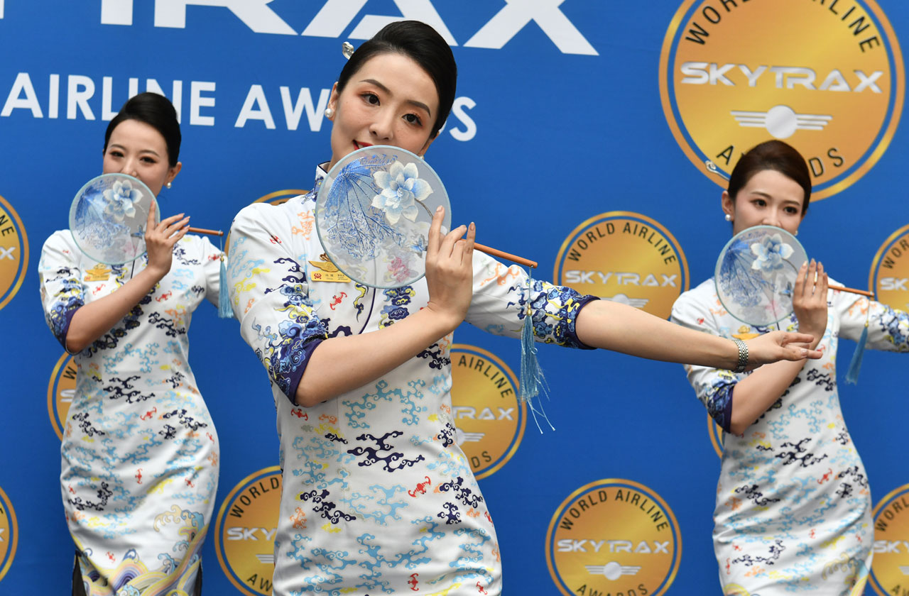 海南航空机组人员为嘉宾献上颁奖前的舞蹈表演