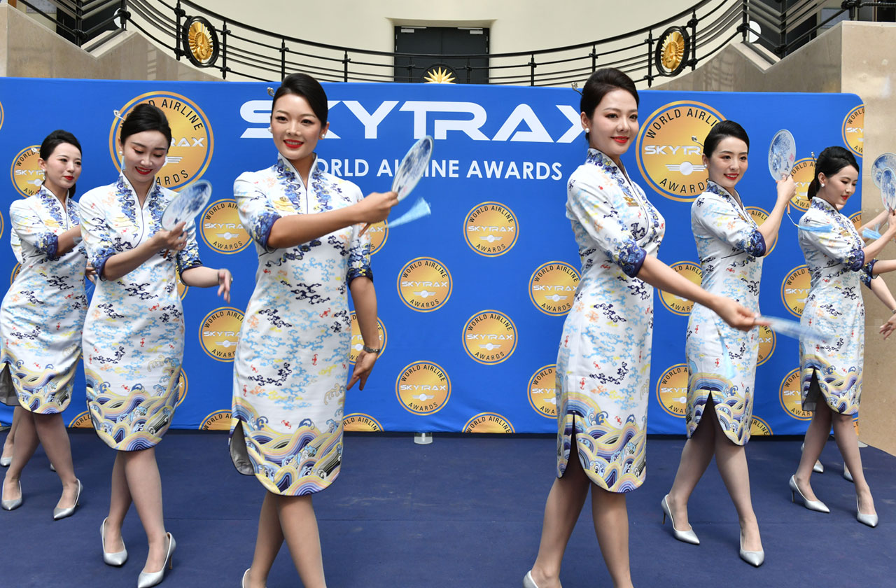 海南航空机组人员为嘉宾献上颁奖前的舞蹈表演