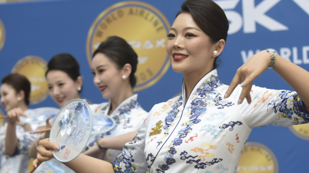 海南航空乘务员在世界航空奖颁奖典礼上进行表演